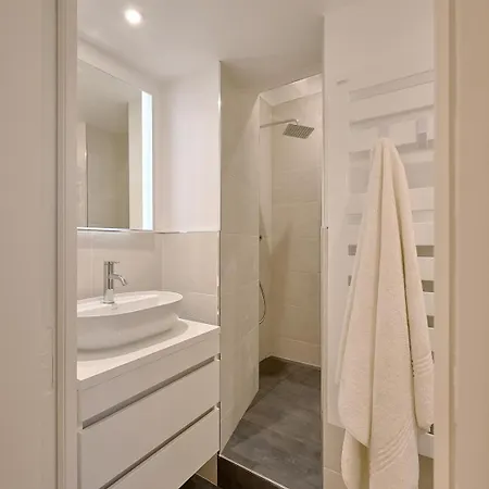 By Saint-sulpice Newly Refurbished 4 Bedroom شقة *