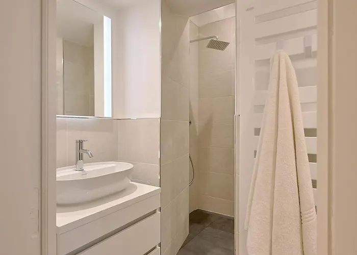 By Saint-sulpice Newly Refurbished 4 Bedroom 아파트 *